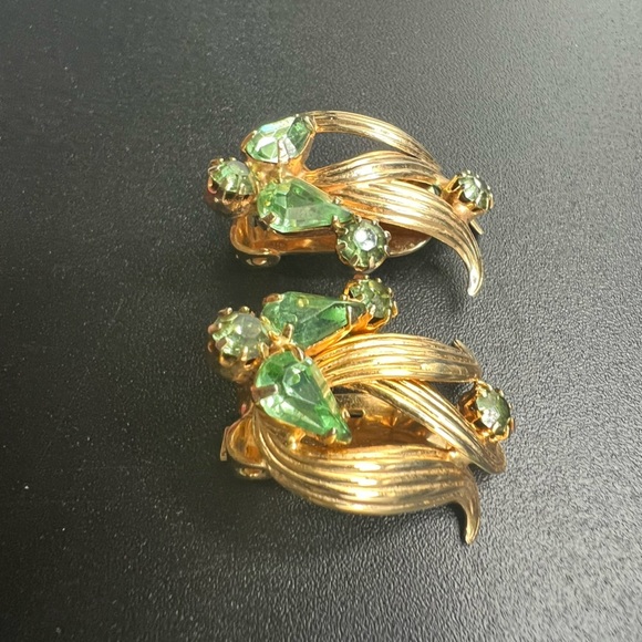 VINTAGE EARRINGS Gold Tone Green Crystal COLLECTIBLE COSTUME JEWELRY CLIP ON - Picture 13 of 13